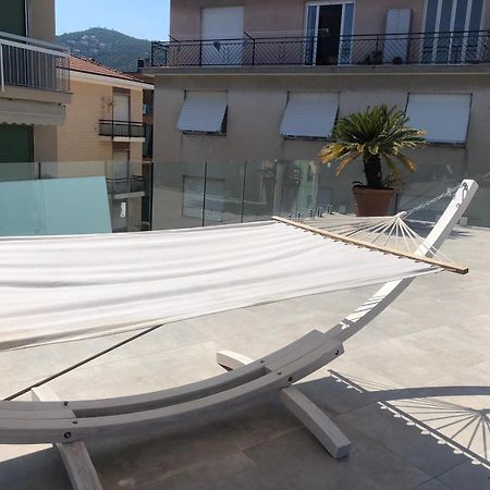 Appartamento Spotorno Con Ampio Terrazzo Attrezzato Anche Con Angolo Cottura Zewnętrze zdjęcie