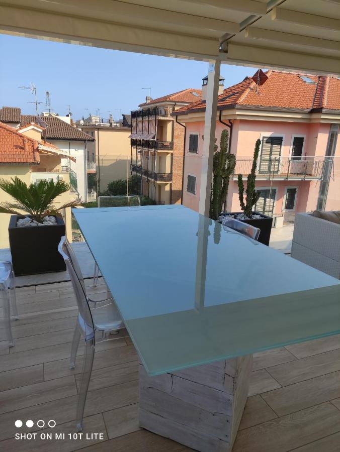 Appartamento Spotorno Con Ampio Terrazzo Attrezzato Anche Con Angolo Cottura Zewnętrze zdjęcie