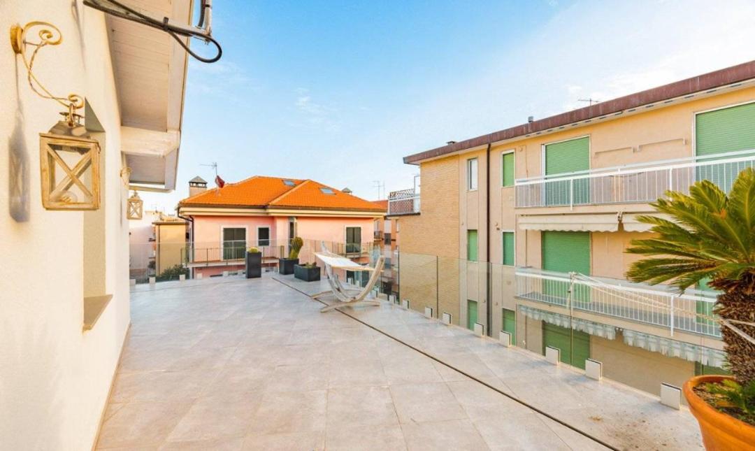 Appartamento Spotorno Con Ampio Terrazzo Attrezzato Anche Con Angolo Cottura Zewnętrze zdjęcie
